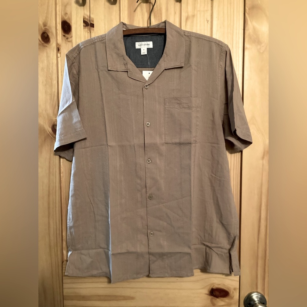 NWT - Sun + Stone Men’s size M button down short-sleeved shirt